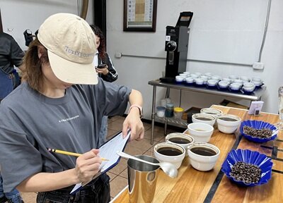 コスタリカ カッピングの様子.JPG