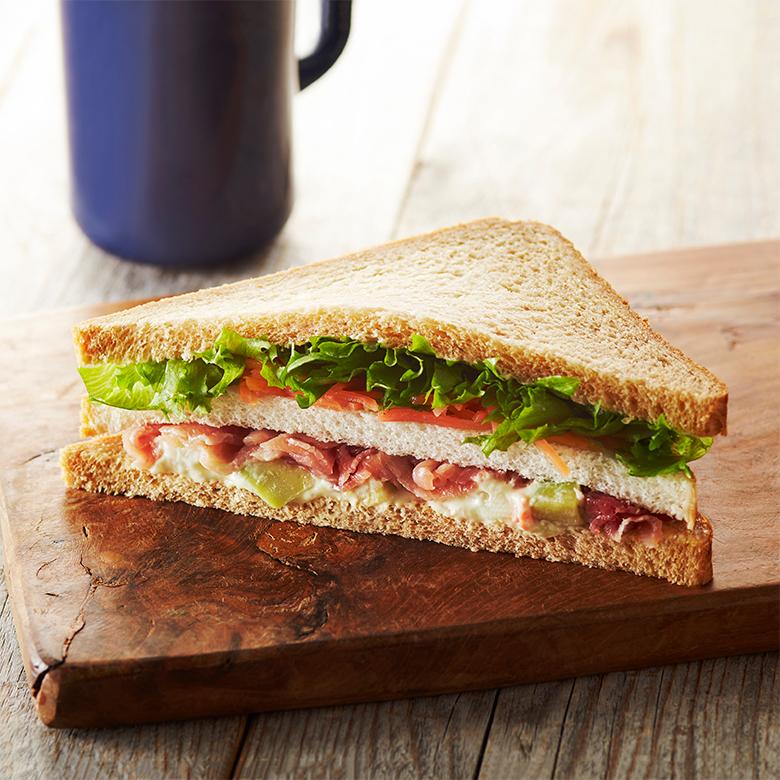 生ハム＆アボカドサラダサンド